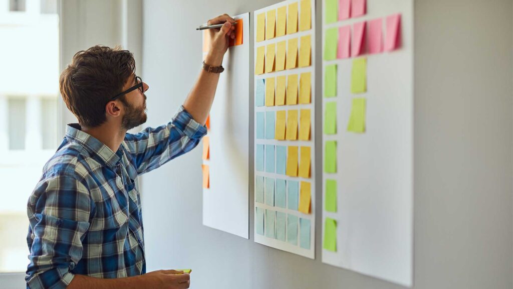 Muskarac-Na-Poslu-Bela-Tabla-Sticky-Notes-Kreativnost-Kako-Lako-Ojacati-i-Poboljsati-Koncentraciju-i-Fokus-Zynamik-Nouvellune